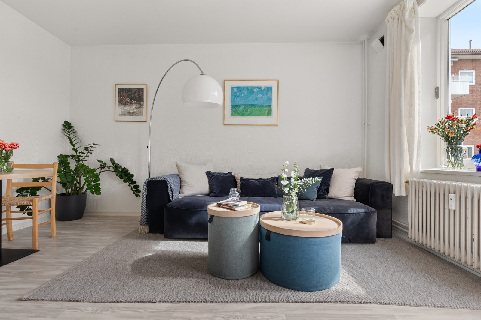 Store sydvendte vindusflater gir mye naturlig lys gjennom hele dagen. Galleribilde