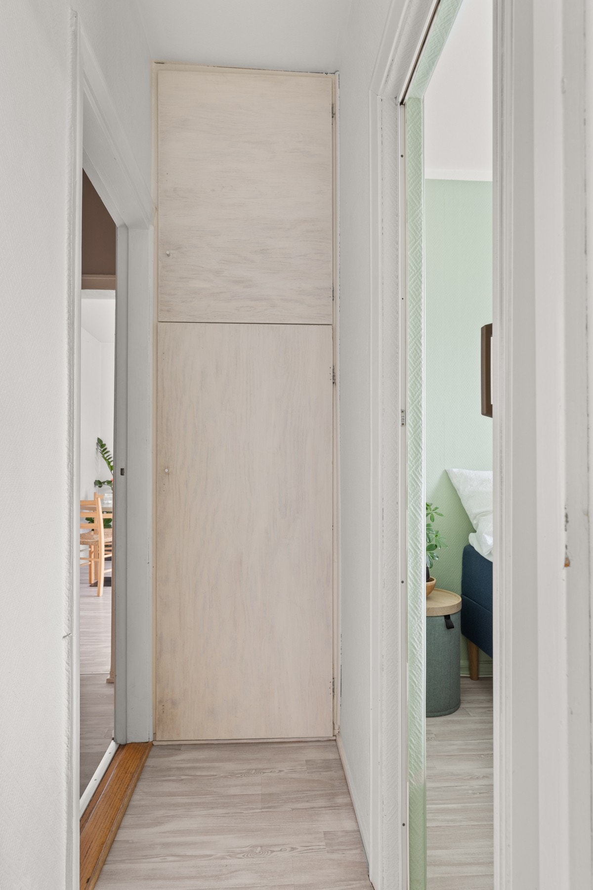 Plassbygget skap i gang mellom soverom og kjøkken. Galleribilde