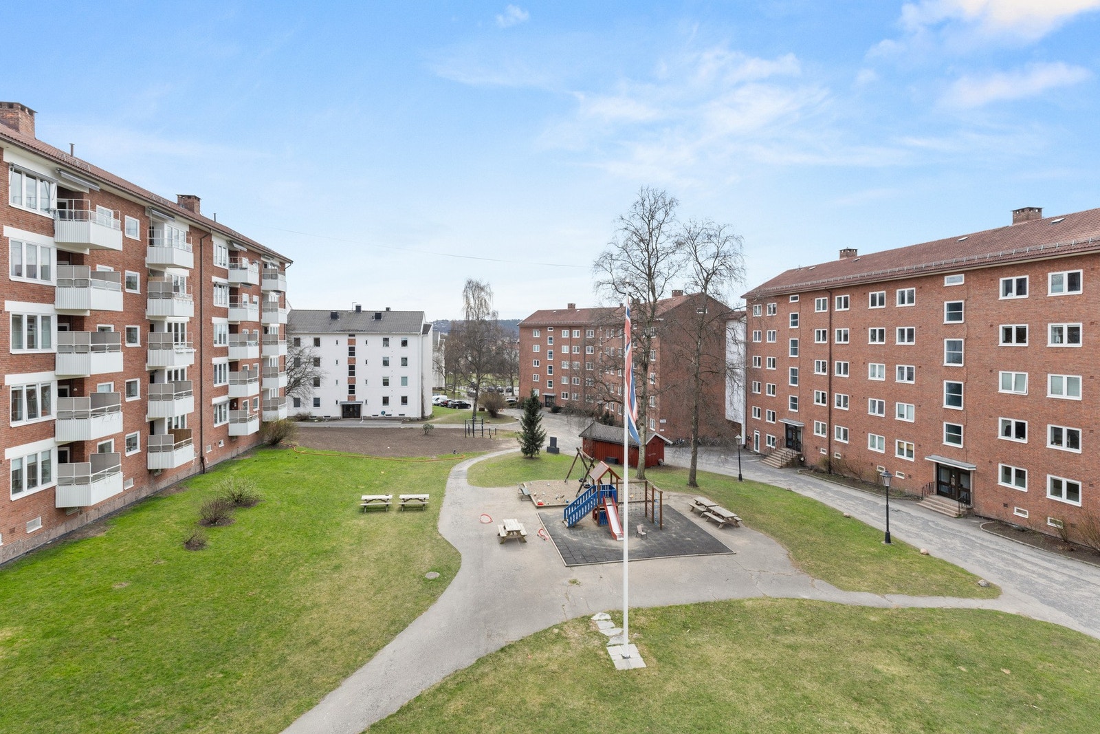 Flott utsyn over parkmessig opparbeidet gårdsrom. Galleribilde