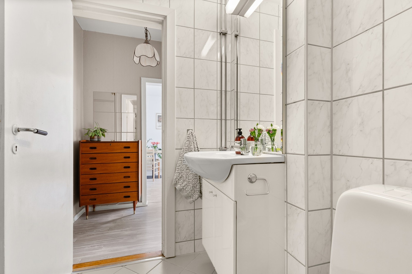 Flislagt bad renovert i regi av borettslaget i 2005. Galleribilde