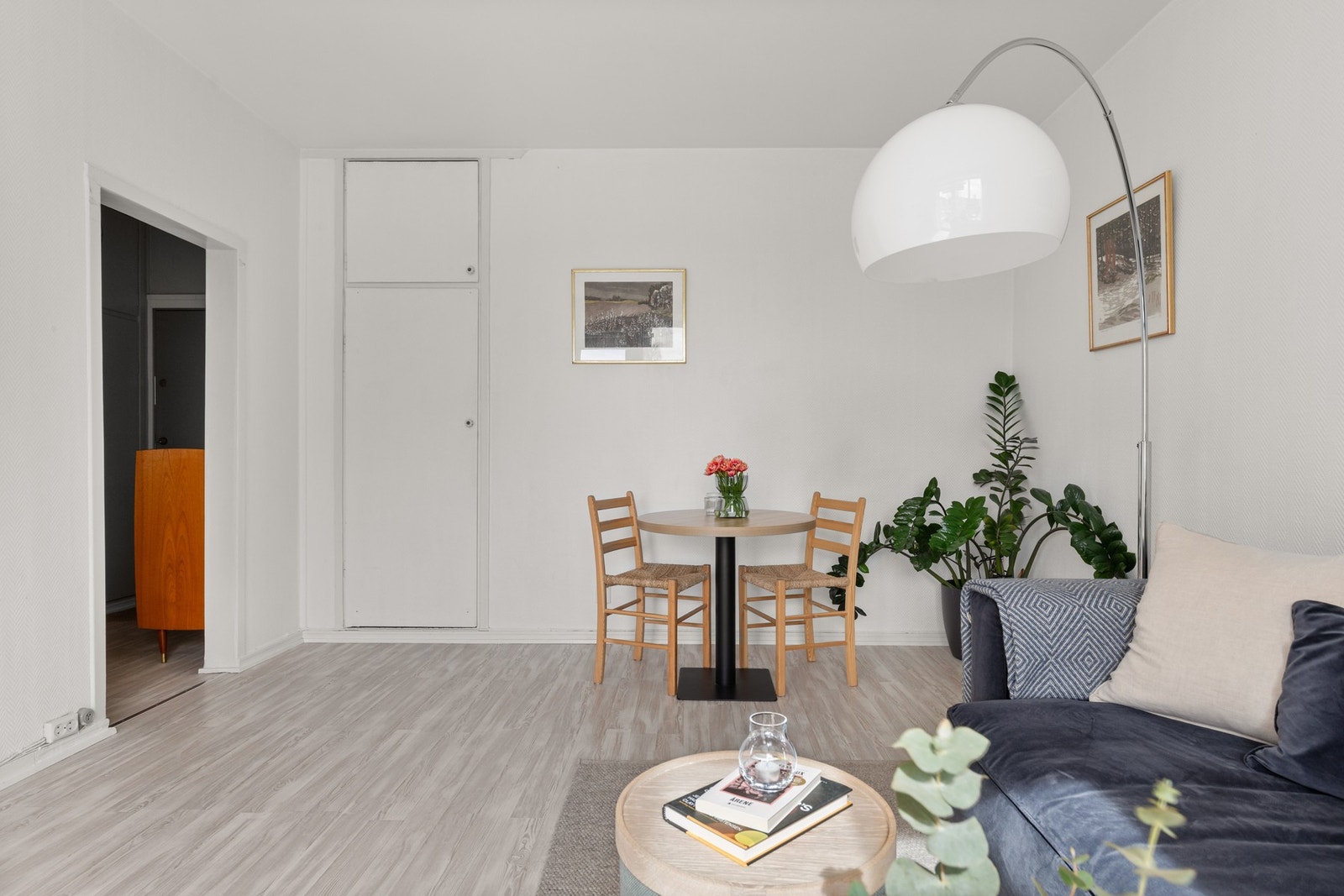 Originalt plassbygget skap for oppbevaring. Galleribilde