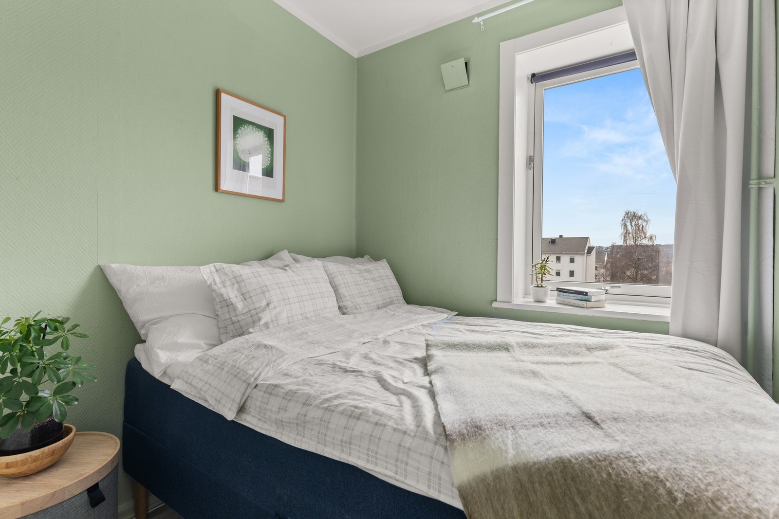 Lunt soverom med plass til seng (140cm på bildet), nattbord og oppbevaringsmøblement. Galleribilde