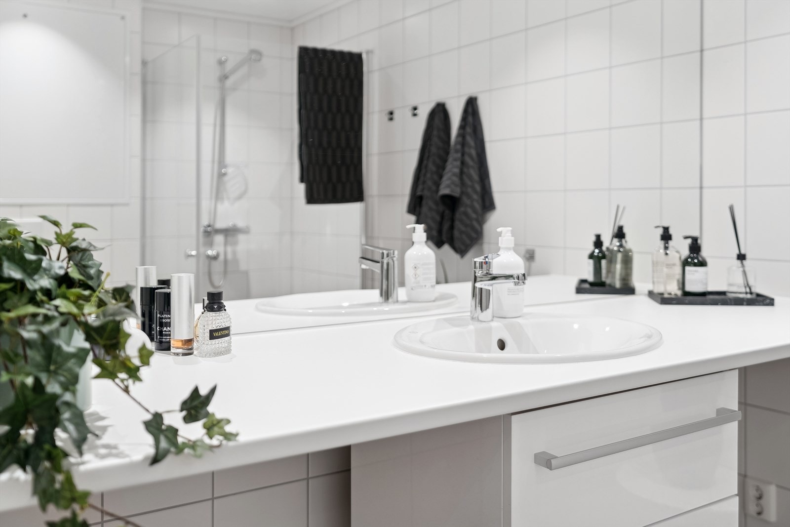 Innredningen består av benkeplate m/nedfelt sevant, skuffer og speil på vegg. Det er plass til både vaskemaskin og tørketrommel under benkeplaten Galleribilde