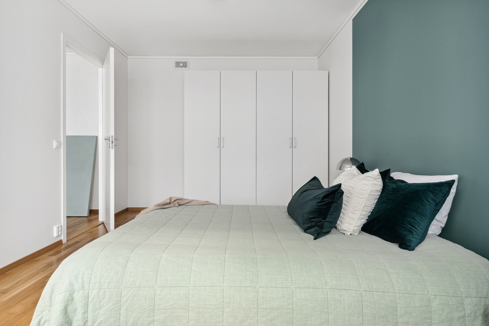 Soverom I - Med to doble garderobeskap er det rikelig plass for klesoppbevaring Galleribilde