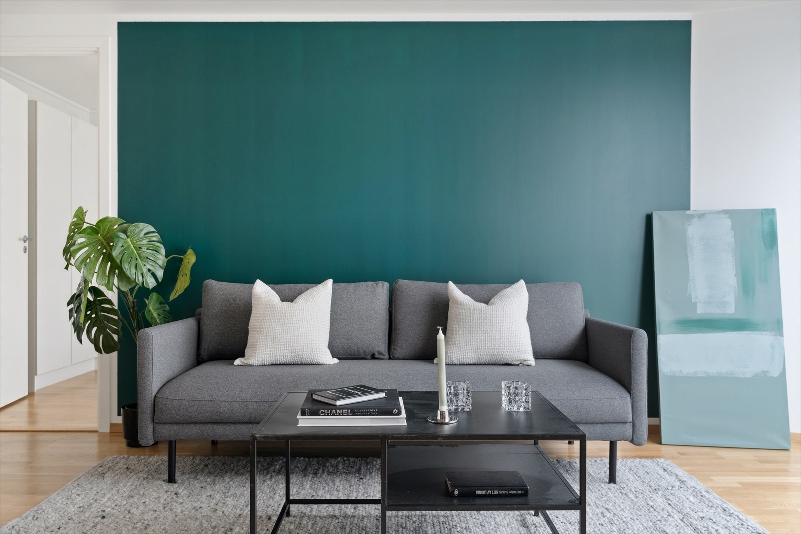 Rommet har 3-stavs parkettgulv, hvitmalte overflater og en mørkere kontrastvegg som gir en fin brytning Galleribilde