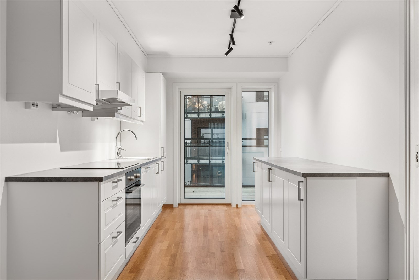 Godt utbygget innredning med mye benk og skapplass. Spottskinne i taket. Galleribilde