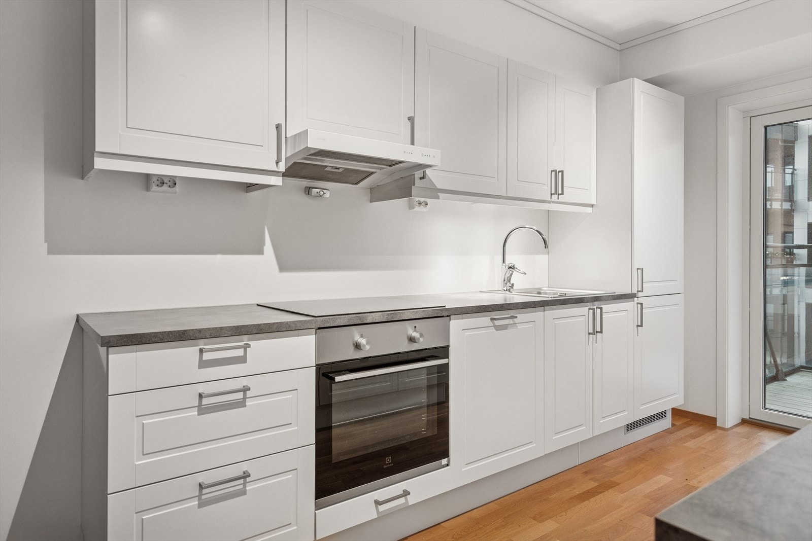 De integrerte hvitevarene medfølger og består av stekeovn, koketopp, oppvaskmaskin og kombiskap - Av tekniske løsninger er det kjøkkenventilator, komfyrvakt og Waterguard Galleribilde