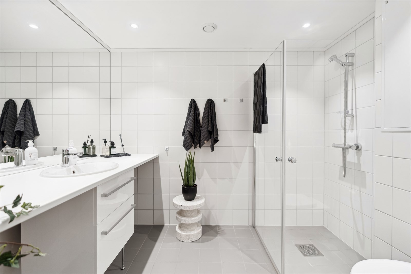 Flott helfliset bad med gulvvarme og downlights Galleribilde