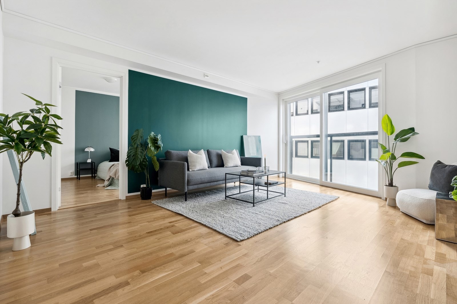 Stuen har to store vindusflater som strekker seg fra tak til gulv - Skyvedør som kan åpnes og har fransk balkong (mot vest) Galleribilde