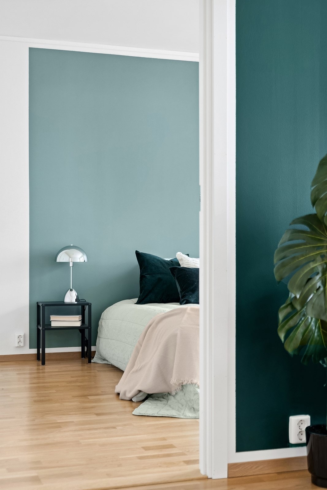 Leiligheten har tre gode soverom - Hovedsoverommet har adkomst fra stuen og de to andre fra entreen Galleribilde