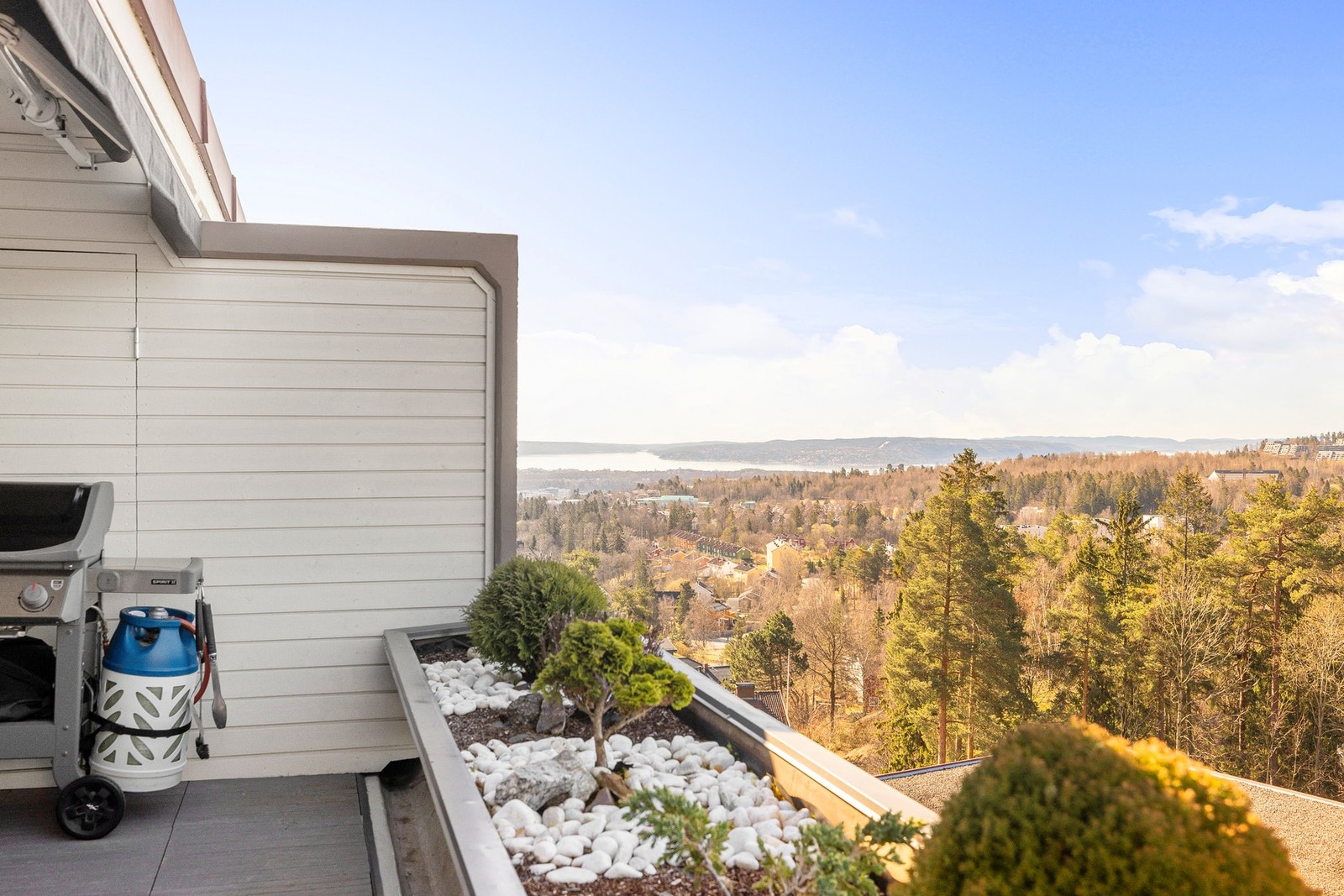 Terrassen byr på en imponerende panoramautsikt som strekker seg over Oslo, fjorden og det naturskjønne landskapet. Galleribilde