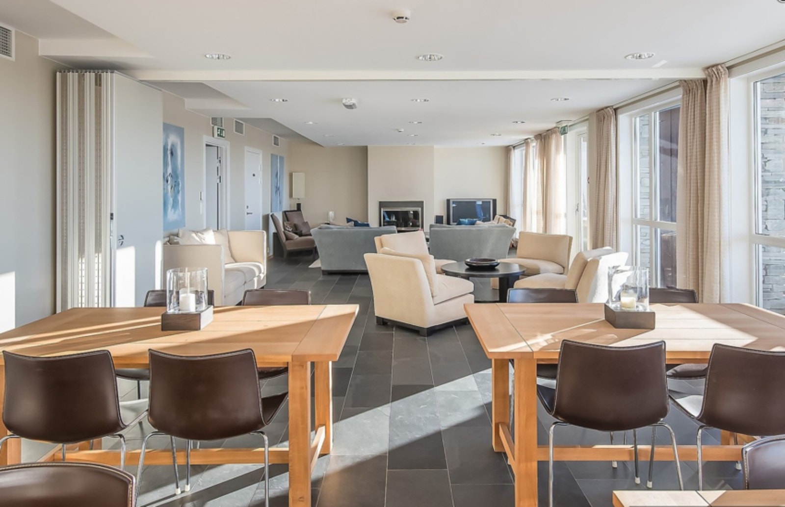 Flott fellesareal som møterom, stue og kjøkken Galleribilde