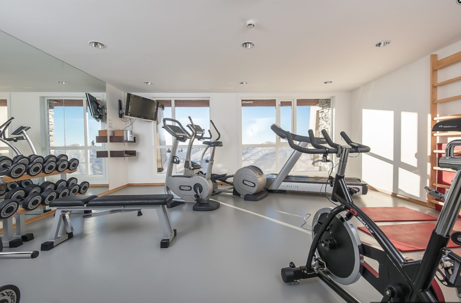 Felles velutstyrt treningsrom med dusjrom for damer og herrer Galleribilde