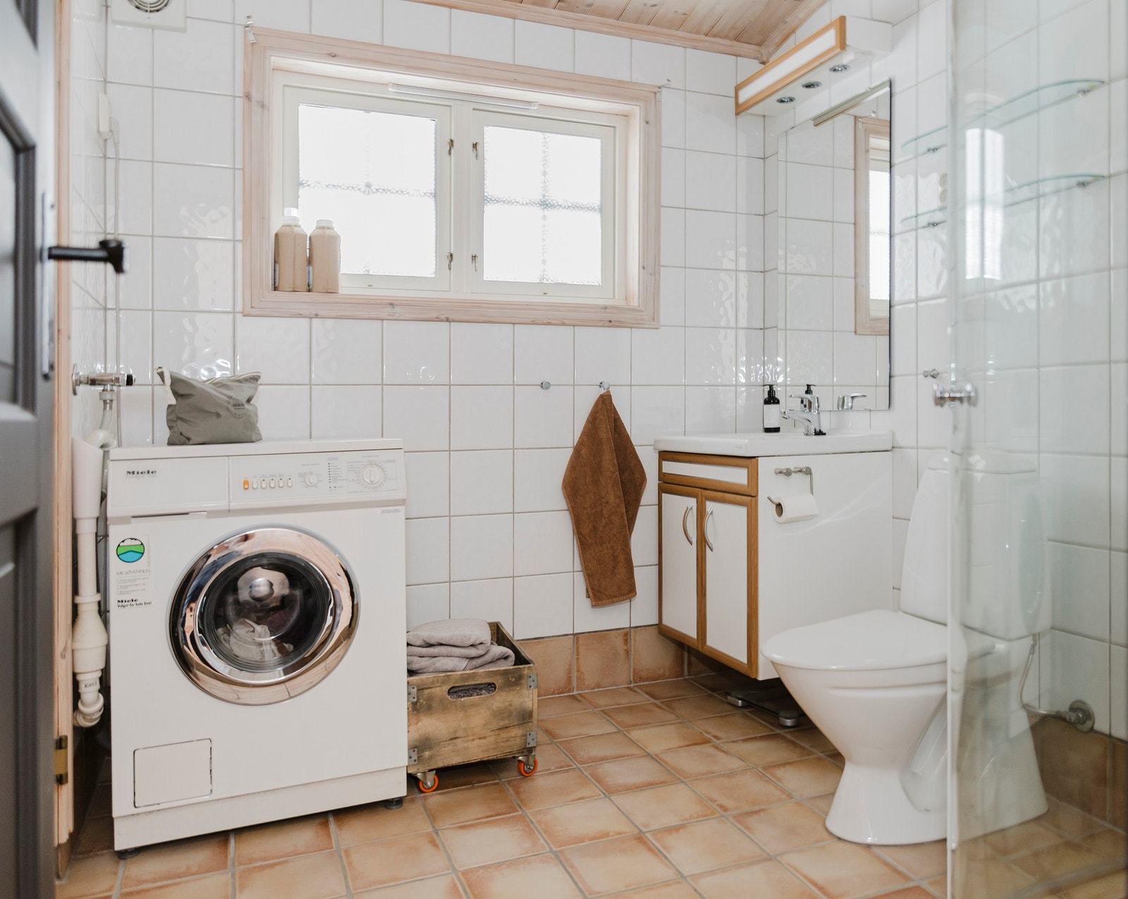 Badet er innredet med flislagte vegger og gulv med elektriske varmekabler som sørger for en lun og behagelig varme. Galleribilde