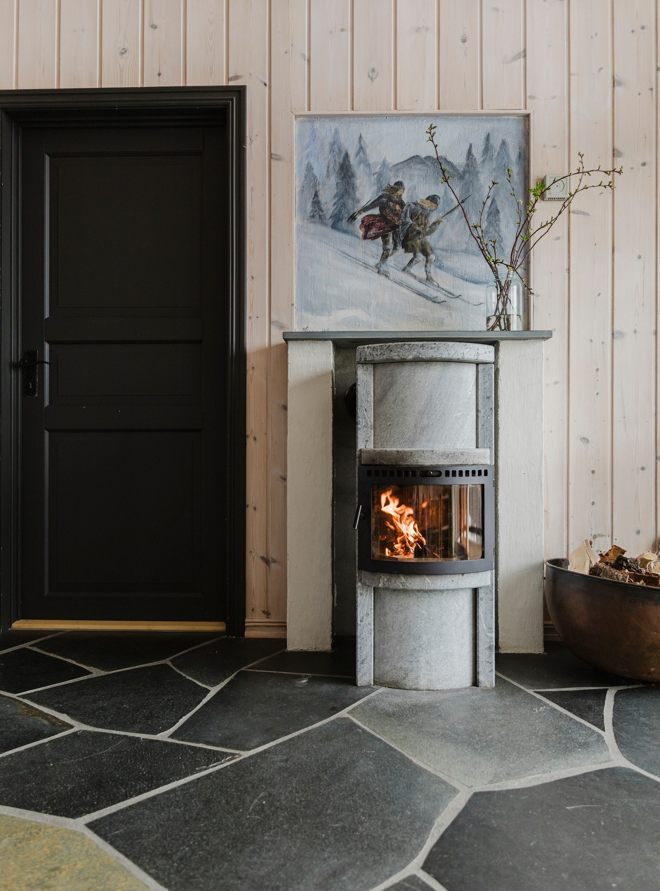 Her er det en sjarmerende peis som bidrar til varme på kalde vinterdager. Galleribilde