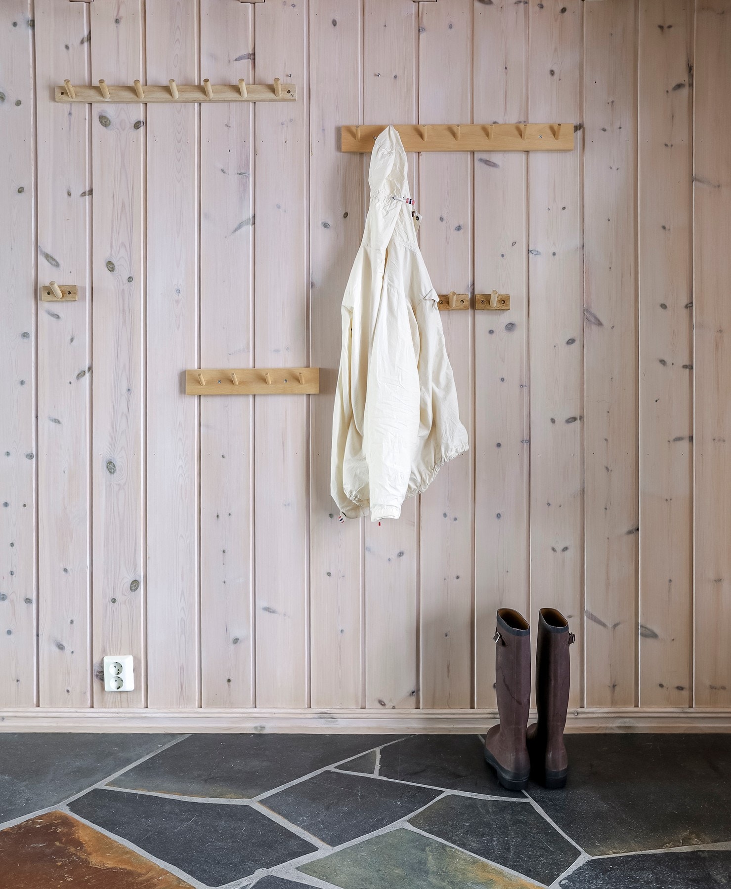 Det er god plass til oppheng av yttertøy og plassering av sko. Galleribilde