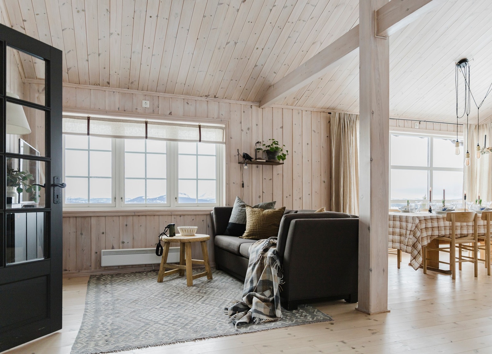 Stua er delt inn i ulike soner, med sofagrupper og spisebord. Galleribilde