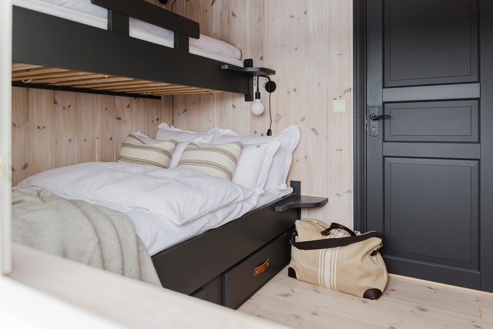 Alle rommene har plassbygde senger med skuffer under - en smart løsning som gir ekstra oppbevaringsplass. Galleribilde