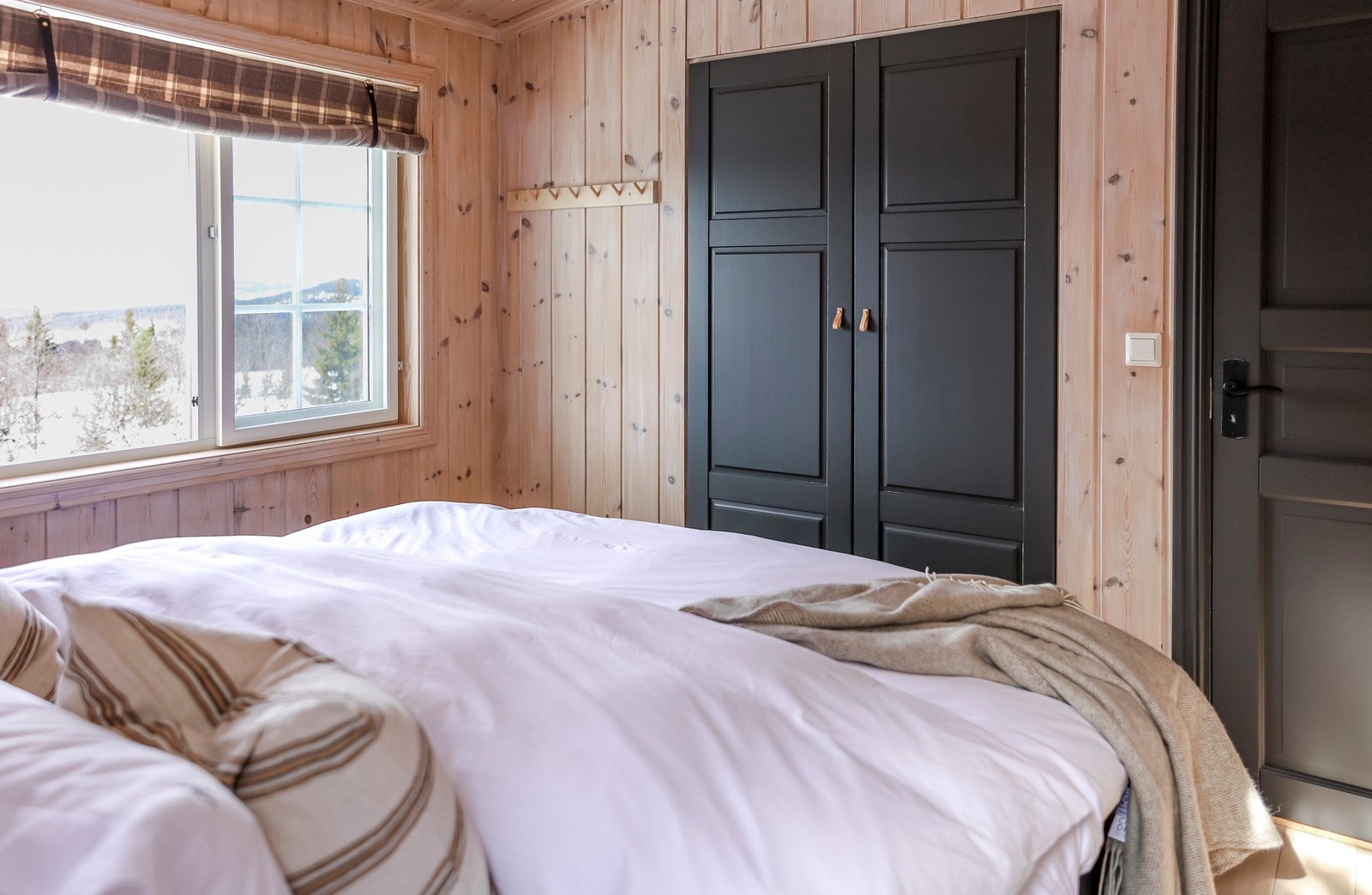 Innebygd skap som gir god plass til oppbevaring. Galleribilde