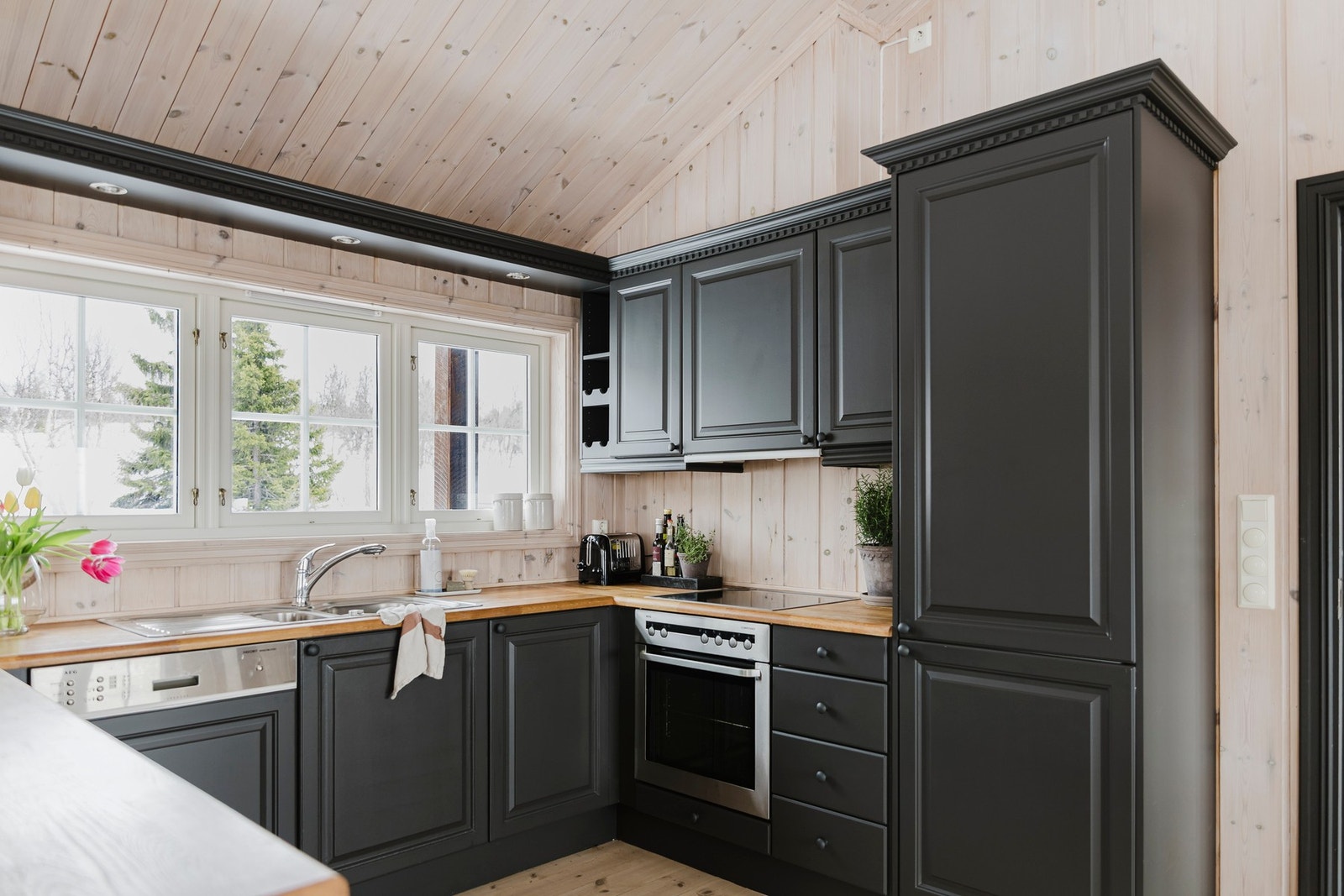 Her finner du alt du trenger av moderne fasiliteter som kjøl/fryseskap, oppvaskmaskin, platetopp, stekeovn og mikrobølgeovn. Galleribilde