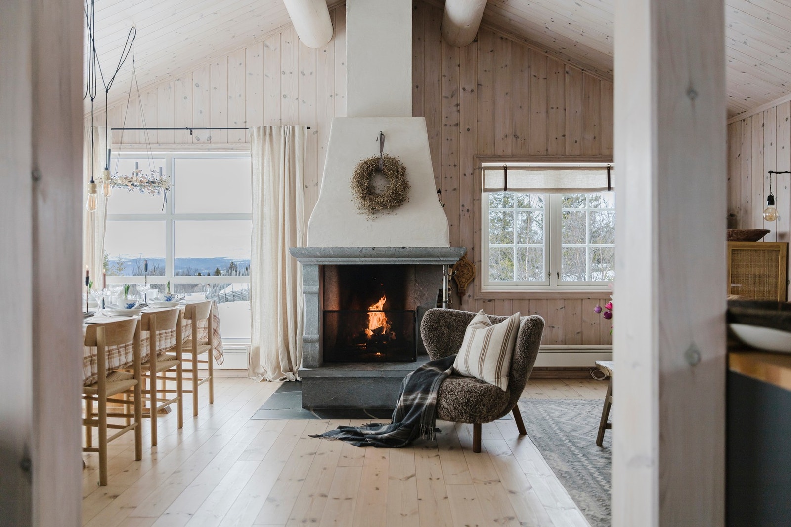 I stua er det en flott, åpen peis som bidrar til både varme og hygge. Galleribilde