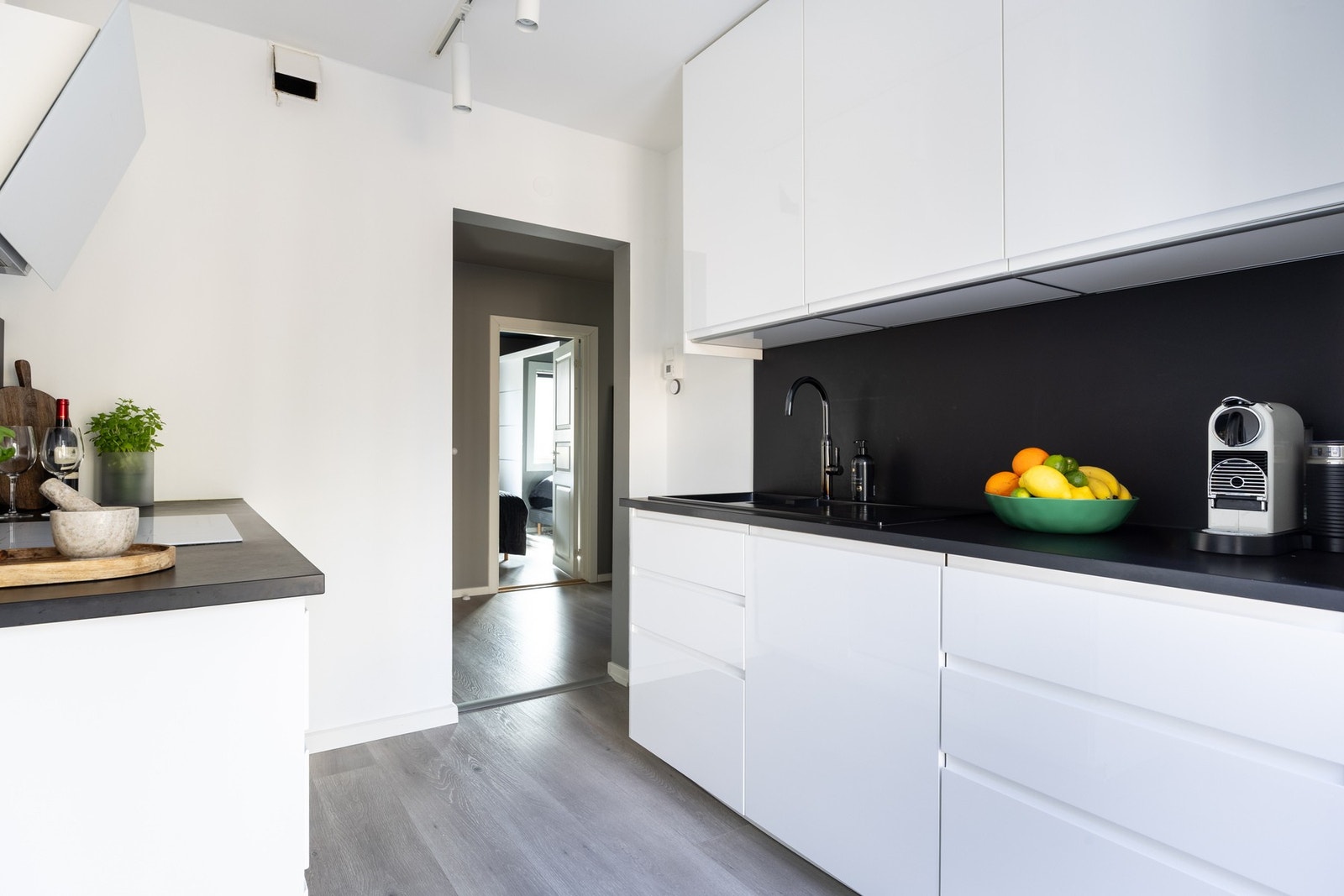 Kjøkkenet har tidsmessig innredning med en fin kombinasjon av skap- og benkeplass for både oppbevaring og matlaging. Galleribilde