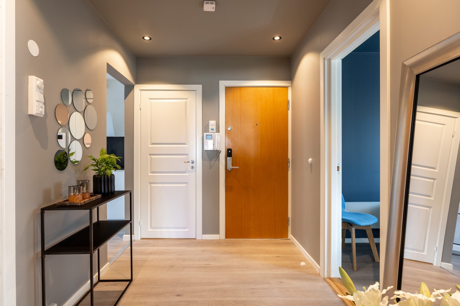 Romslig entré med god plass til klesoppheng. Galleribilde