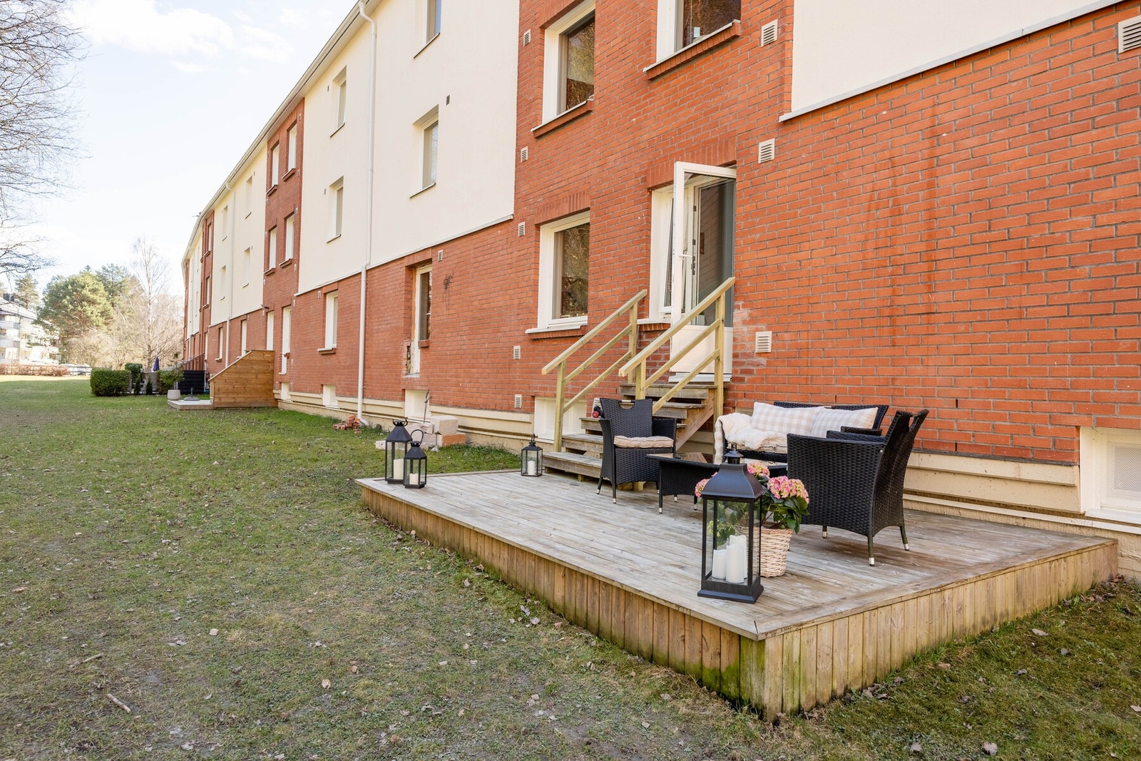 Leiligheten ligger i 1. etasje med både terrasse og balkong Galleribilde