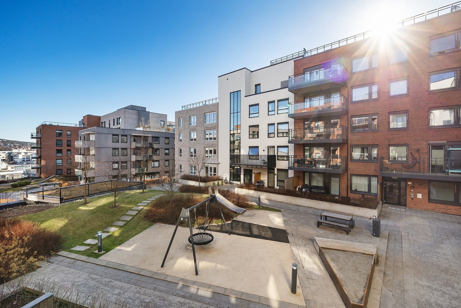 Balkongen vender mot trivelig felles gårdsrom Galleribilde