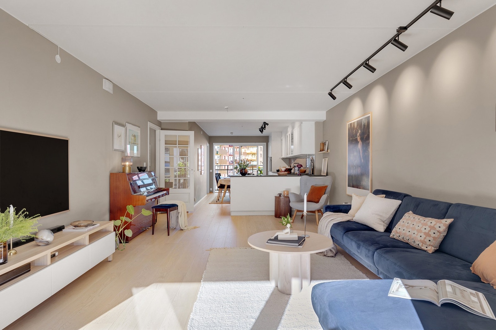 Leiligheten har pen og lys énstavs eikeparkett Galleribilde