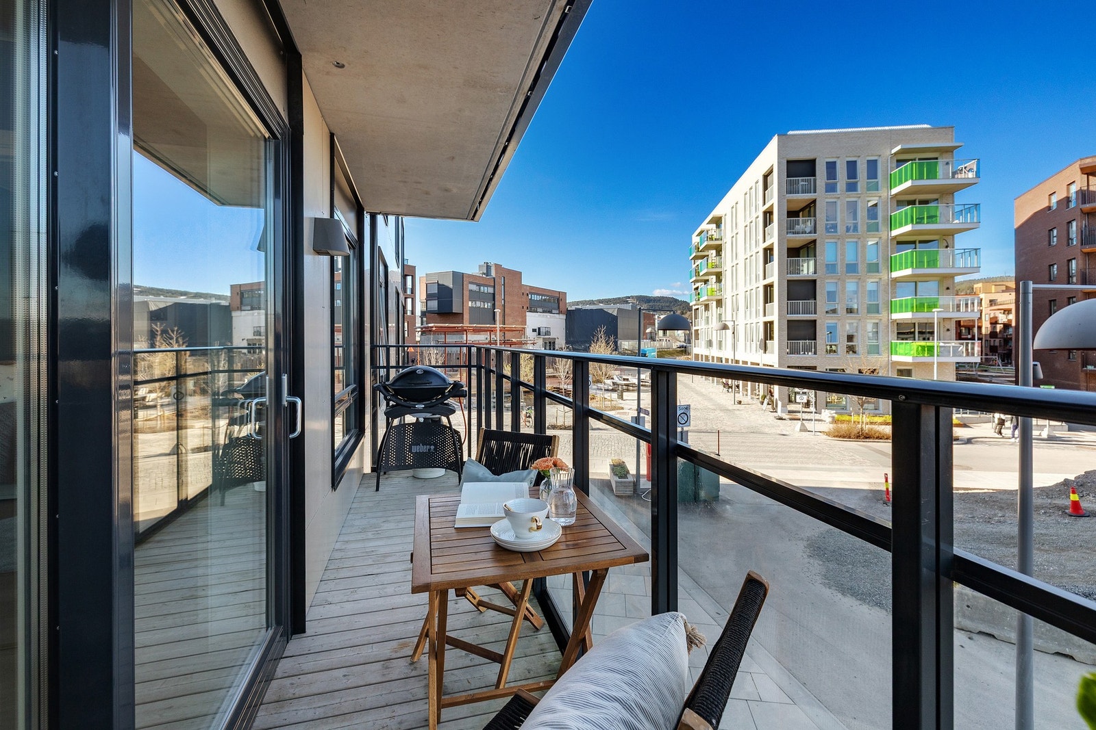 God plass til møblement og grill Galleribilde