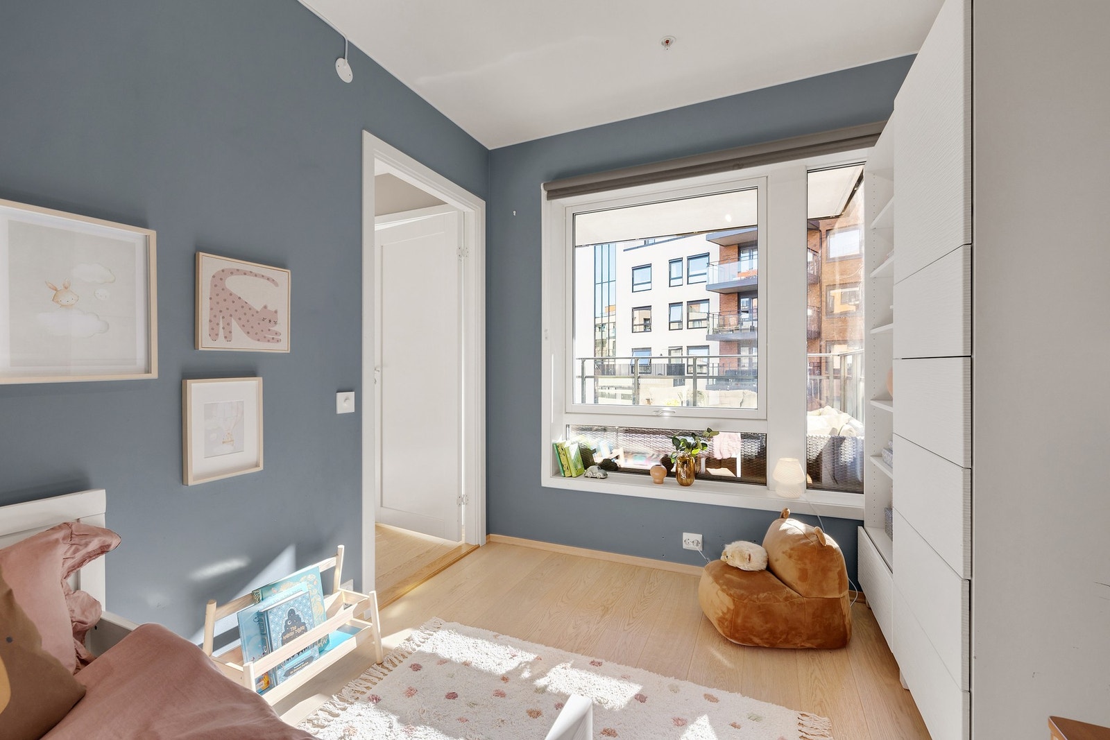 Også her er det store vindusflater som slipper inn godt med lys Galleribilde