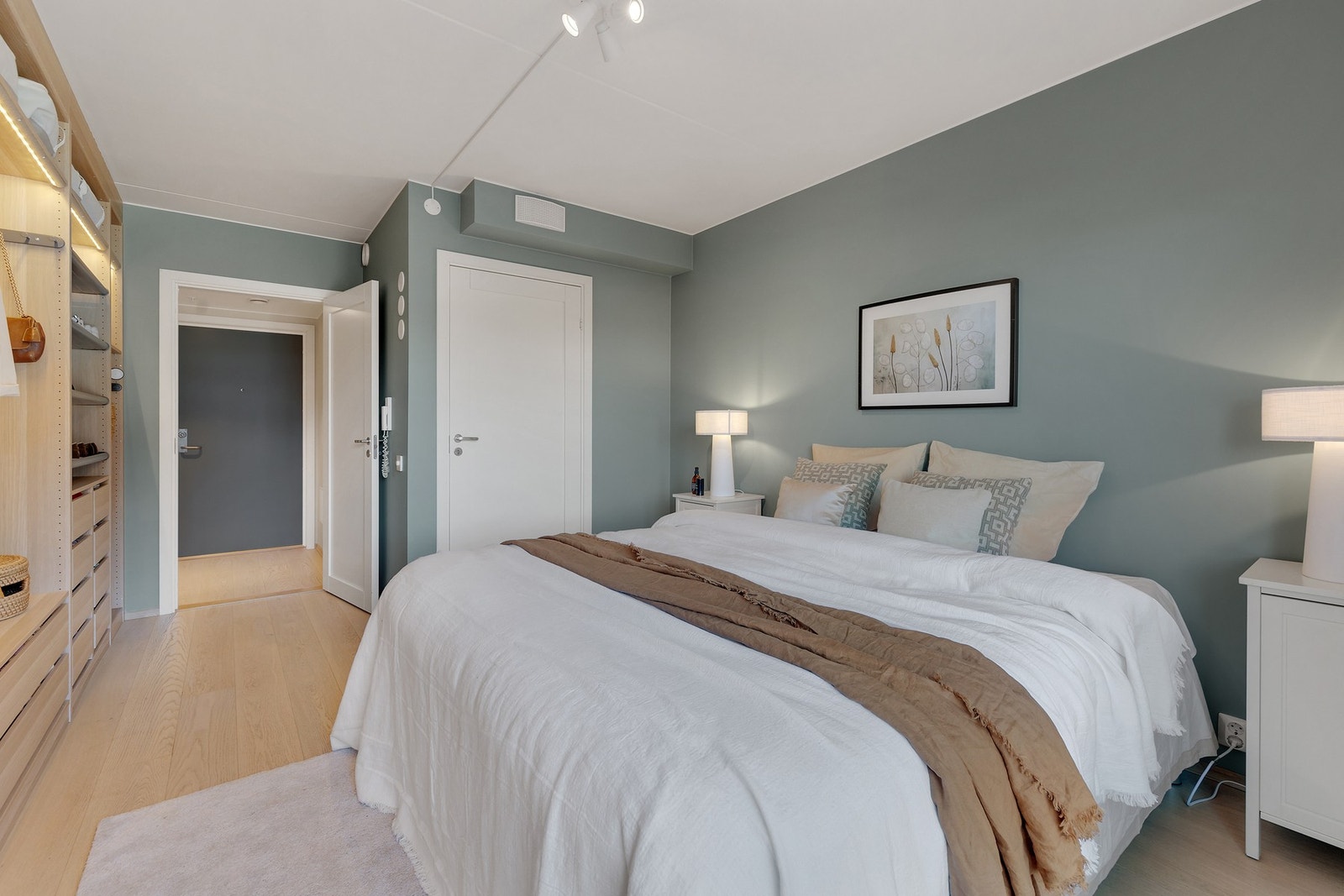 Det er god plass til dobbeltseng og tilhørende møblement Galleribilde