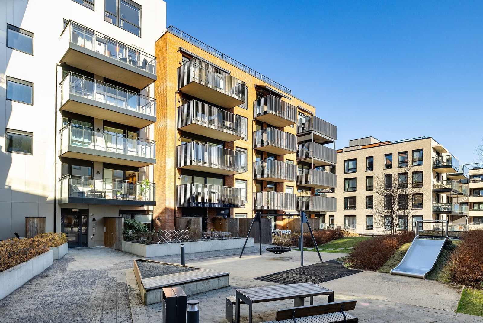 Flott opparbeidet gårdsrom med sittegrupper Galleribilde