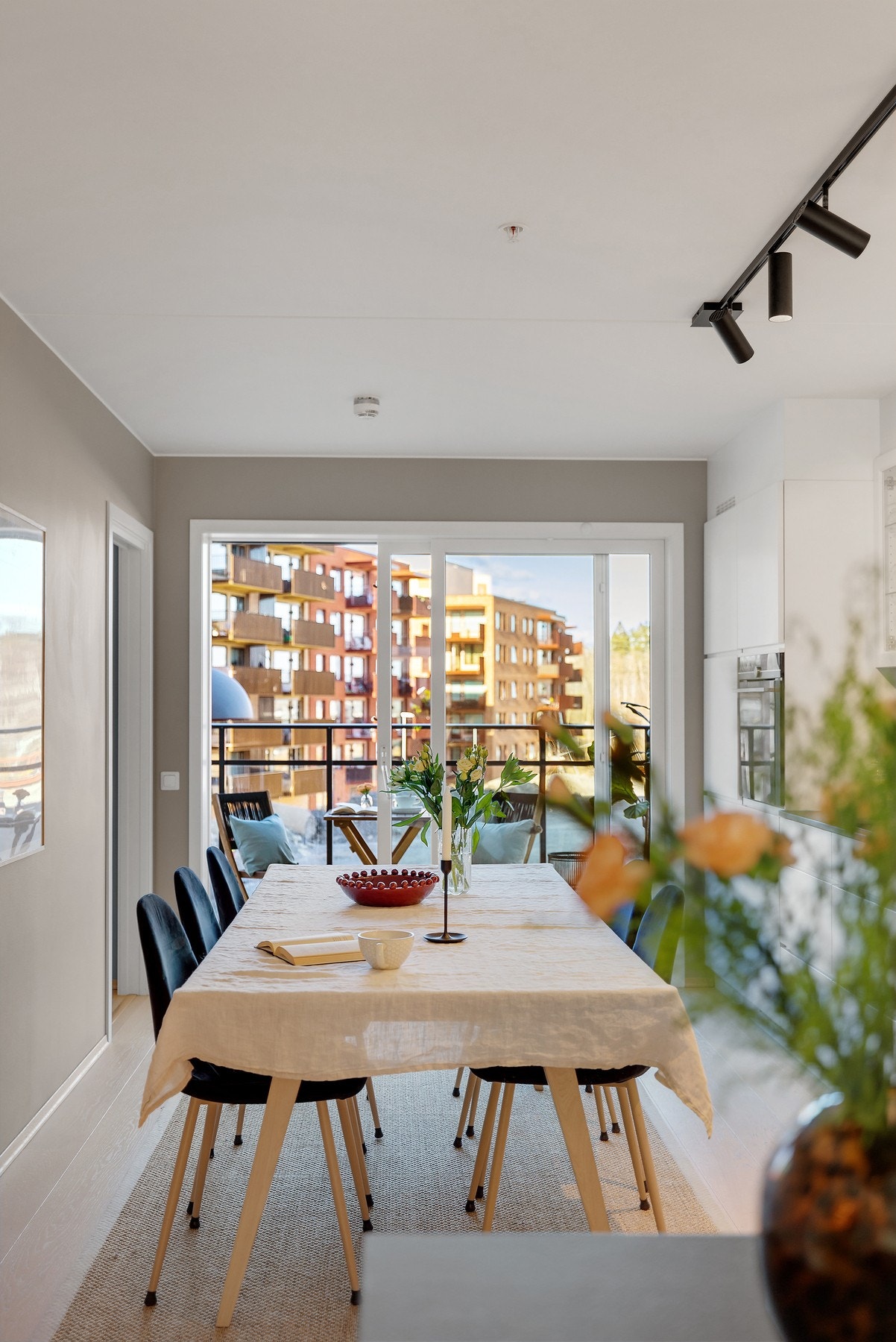 Det er god plass til stort spisebord på kjøkkenet Galleribilde