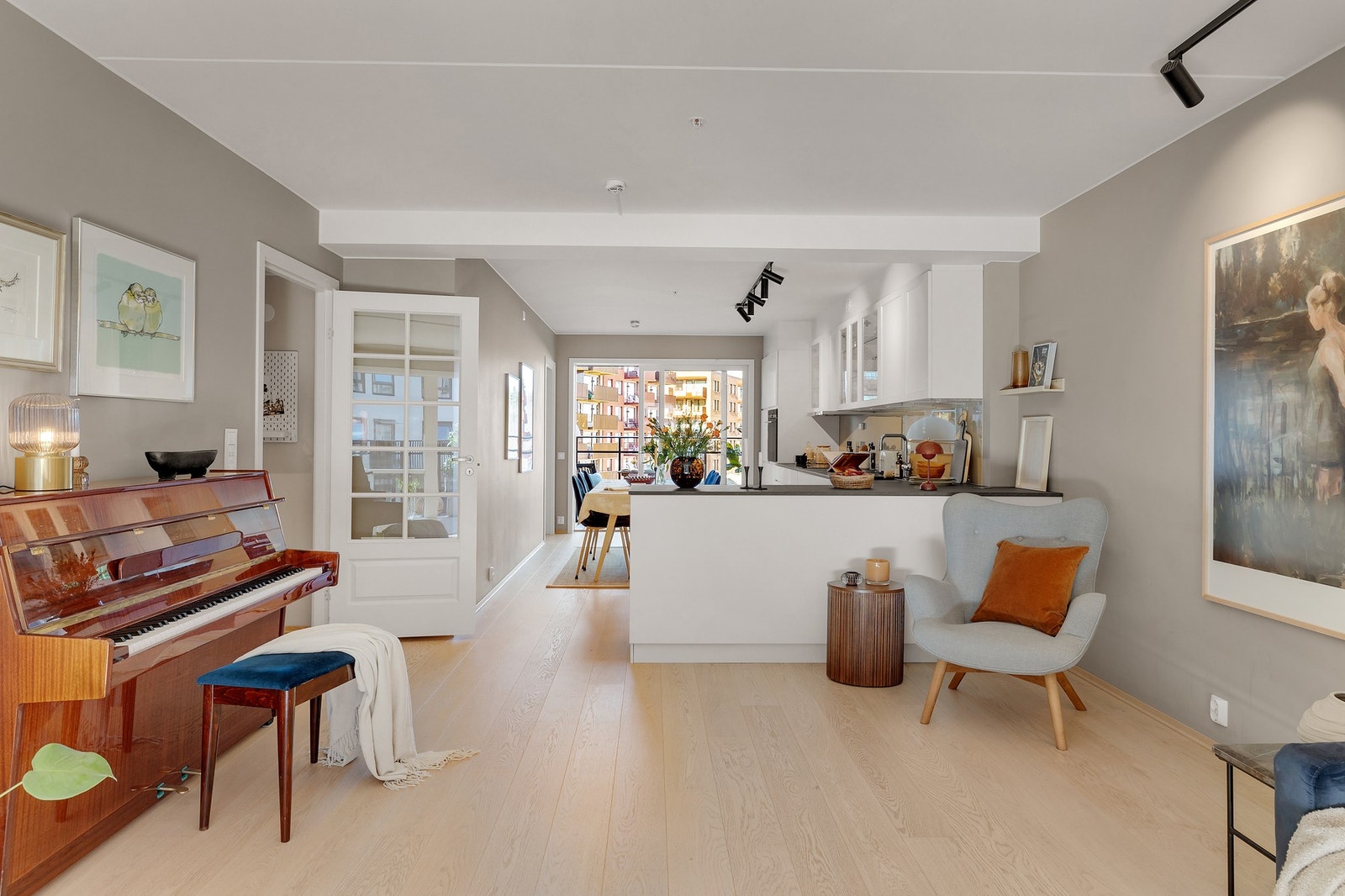 Den åpne stue-/ kjøkkenløsningen understøtter leilighetens smarte og sosiale planløsning Galleribilde