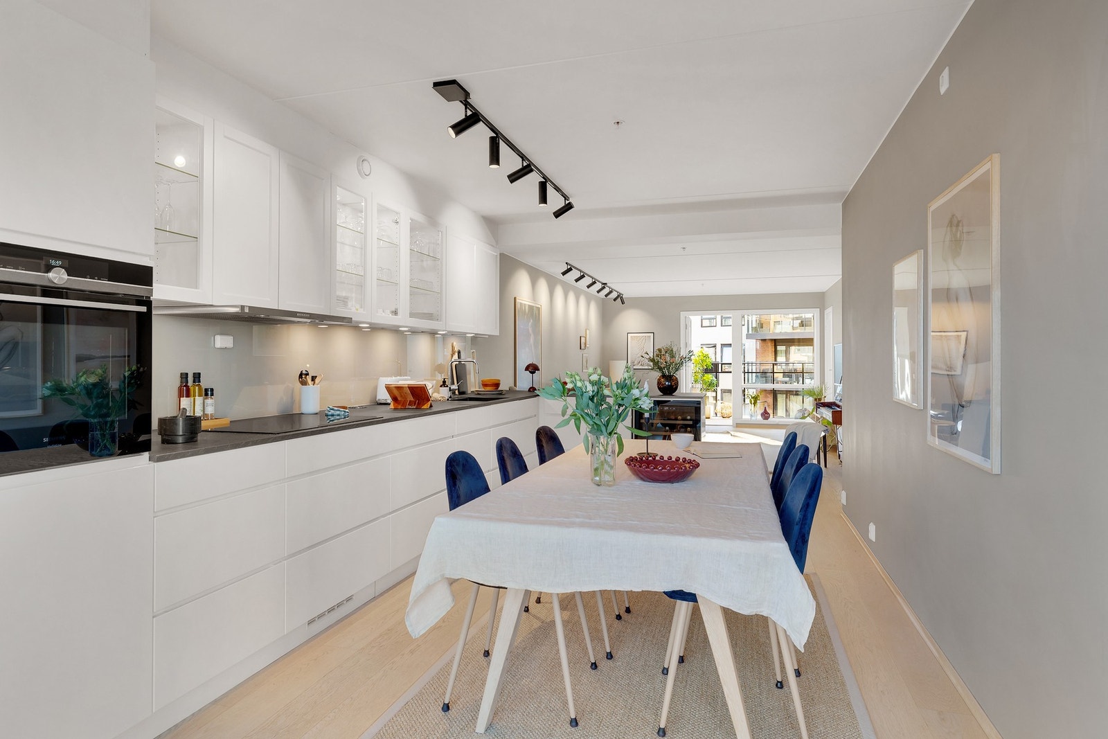 Det er integrerte hvitevarer med platetopp, oppvaskmaskin, komfyr og kjøl/frys Galleribilde