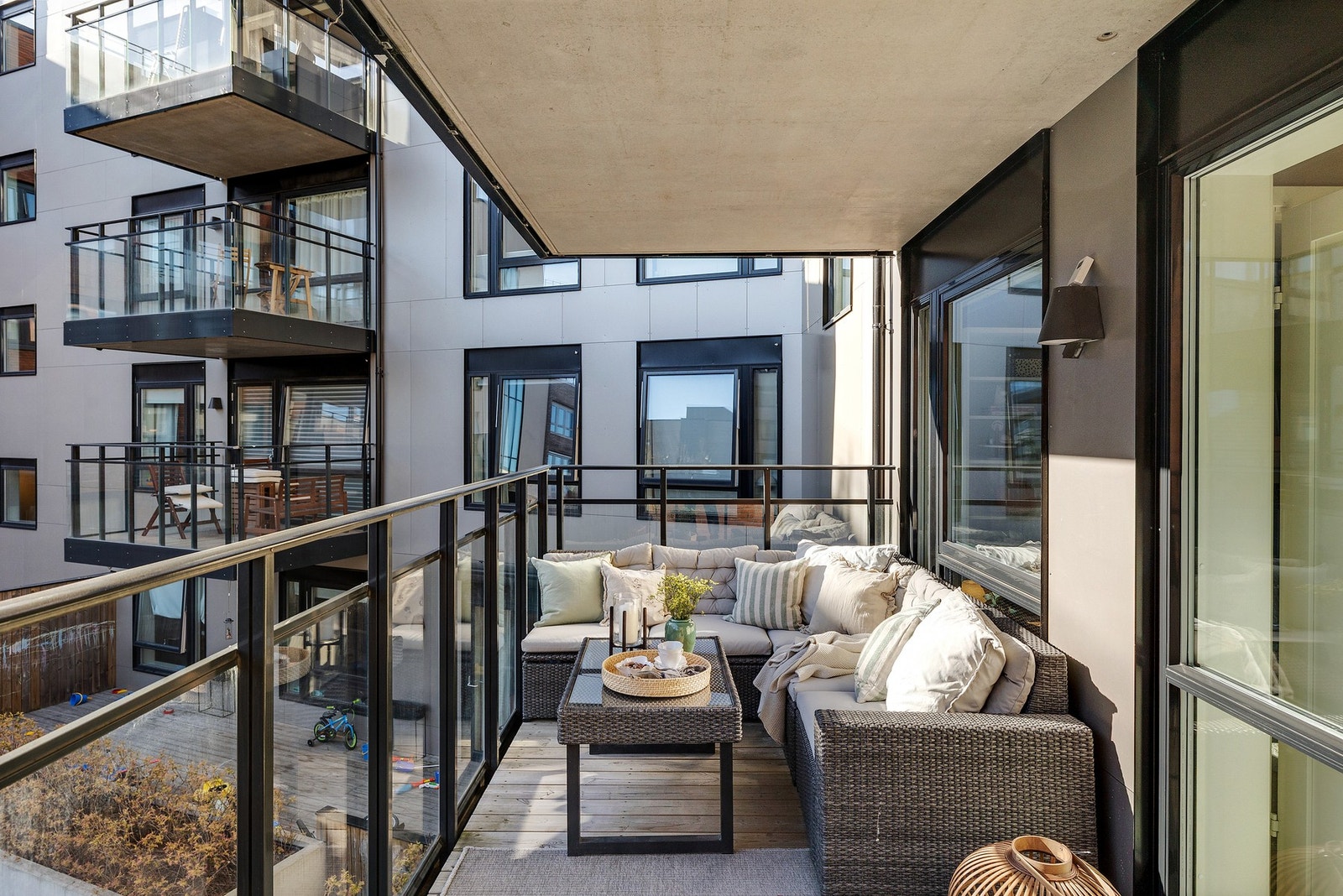 Fra stuen er det utgang til en sør-vestvendt balkong på 10 kvm Galleribilde