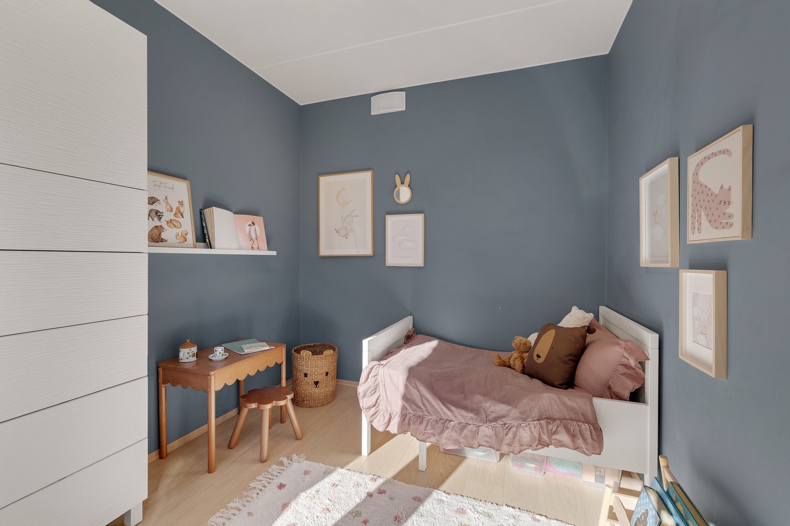 Boligens tredje soverom egner seg godt som kontor, gjesterom eller barnerom - alt etter ønske og behov! Galleribilde