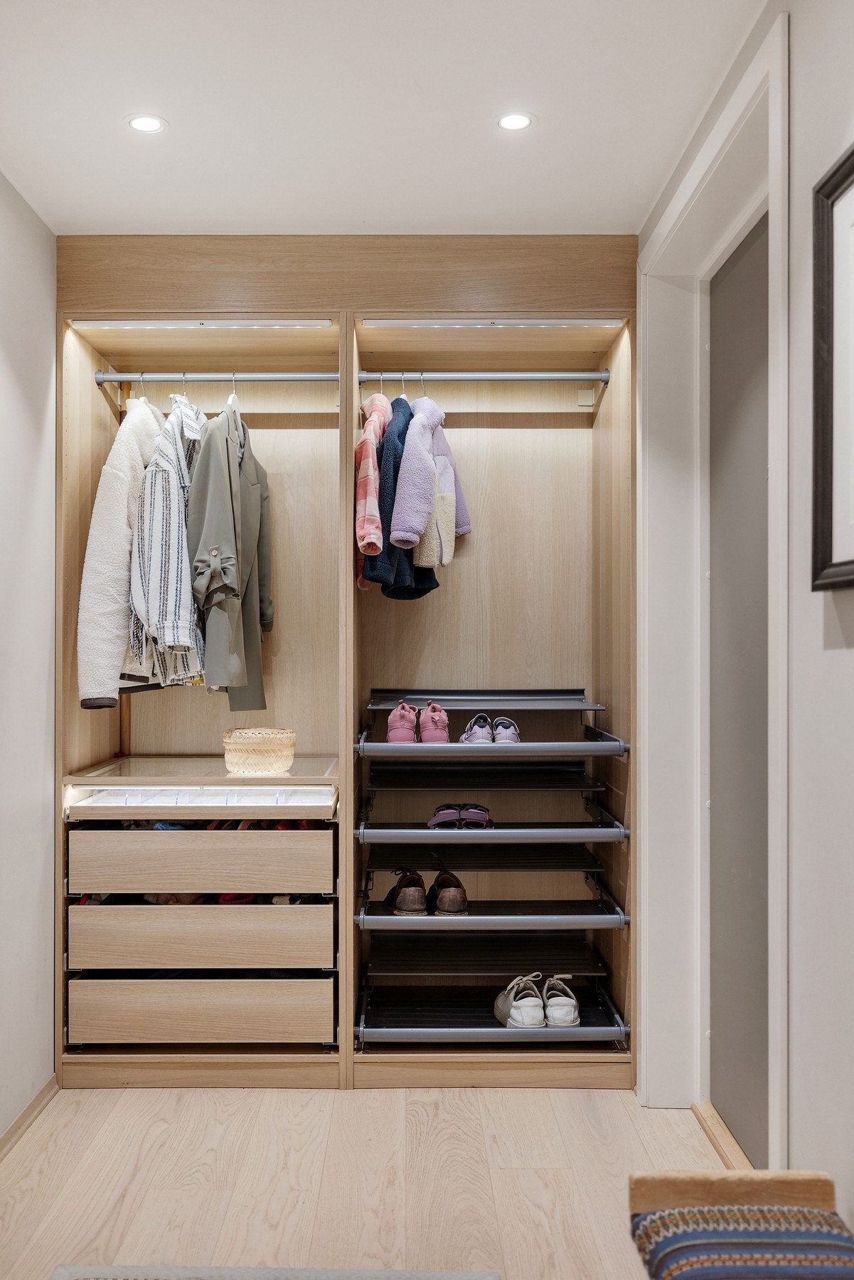 Det er montert garderobeskap som sørger for godt med oppbevaring Galleribilde