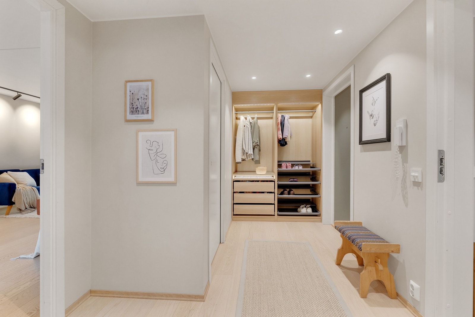 Den romslige entréen gir et godt førsteinntrykk av boligen Galleribilde