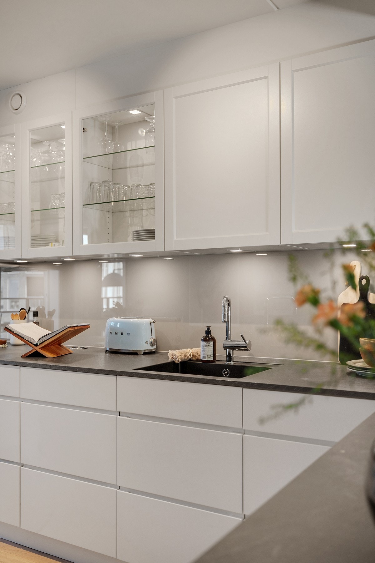 Innredning med finerte fronter og benkeplate i laminat Galleribilde