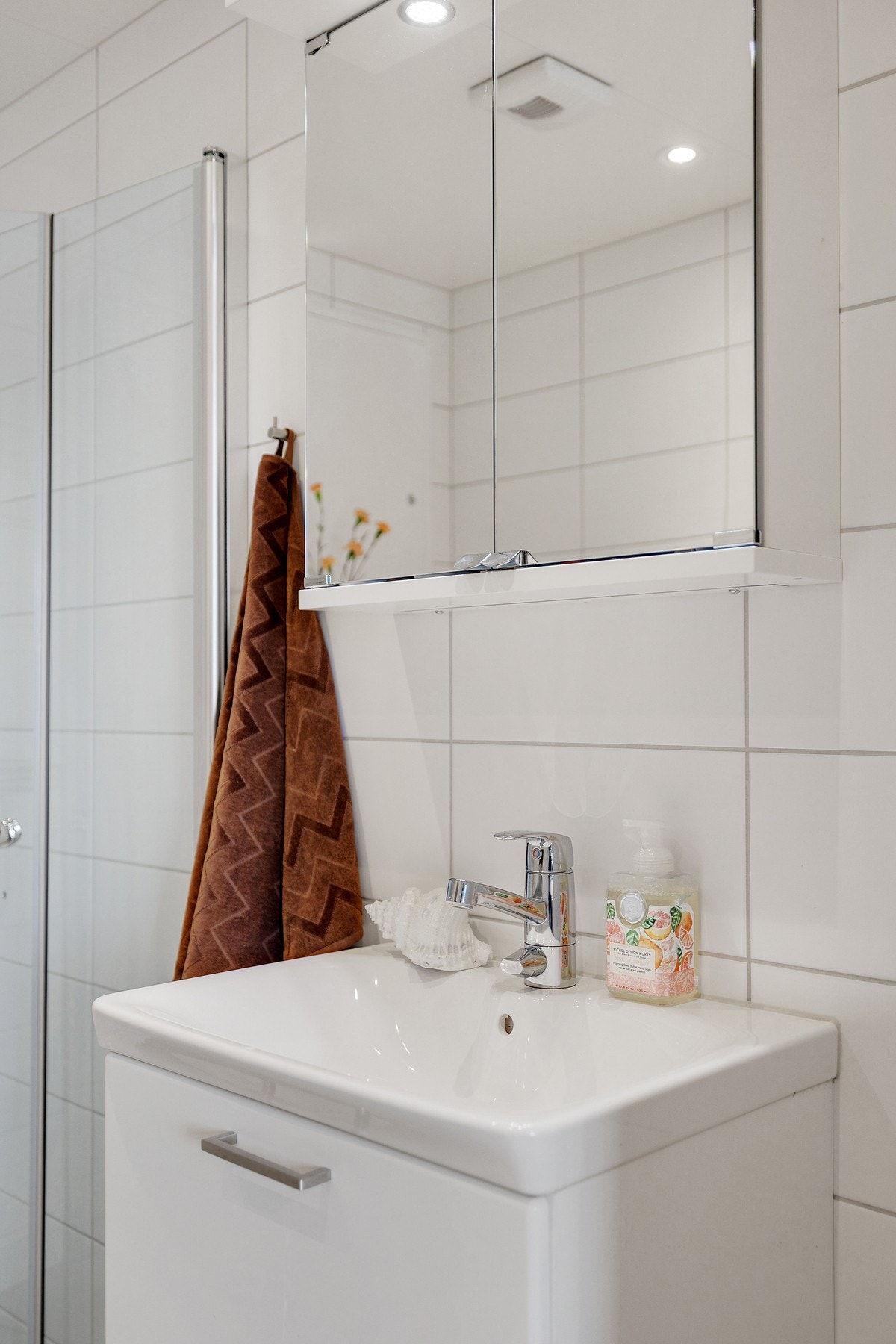 Innredning med vegghengt servant, toalett og dusjdører i glass Galleribilde