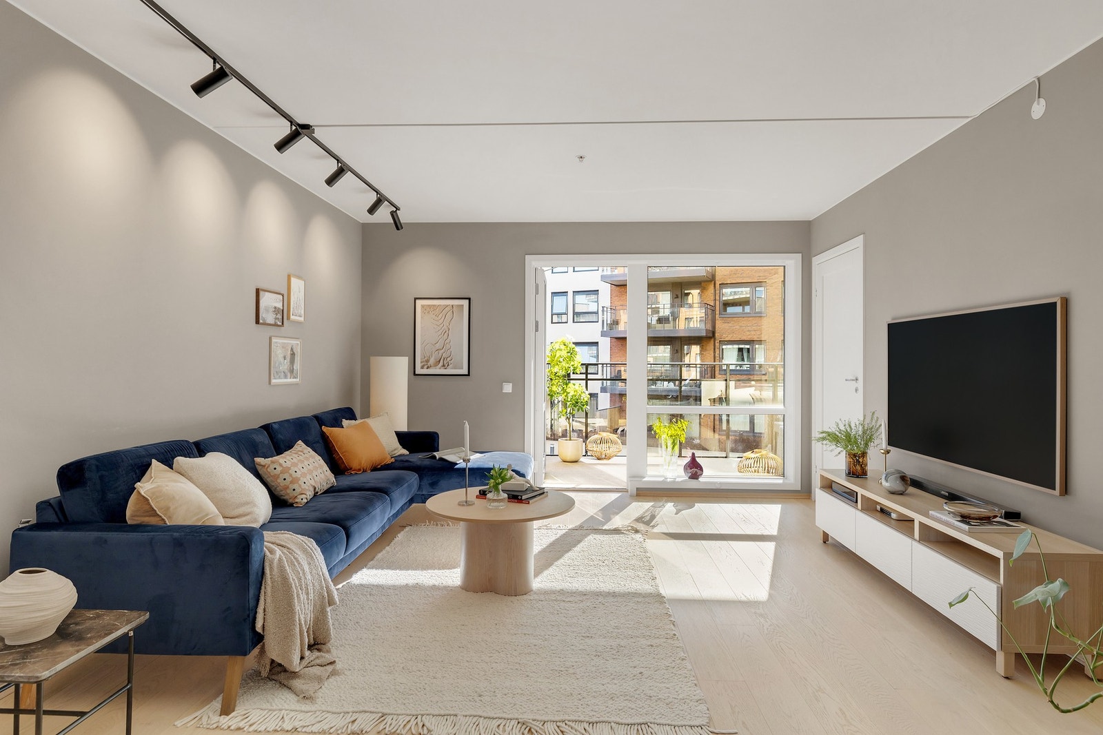 Lys og romslig stue med gode møbleringsmuligheter Galleribilde