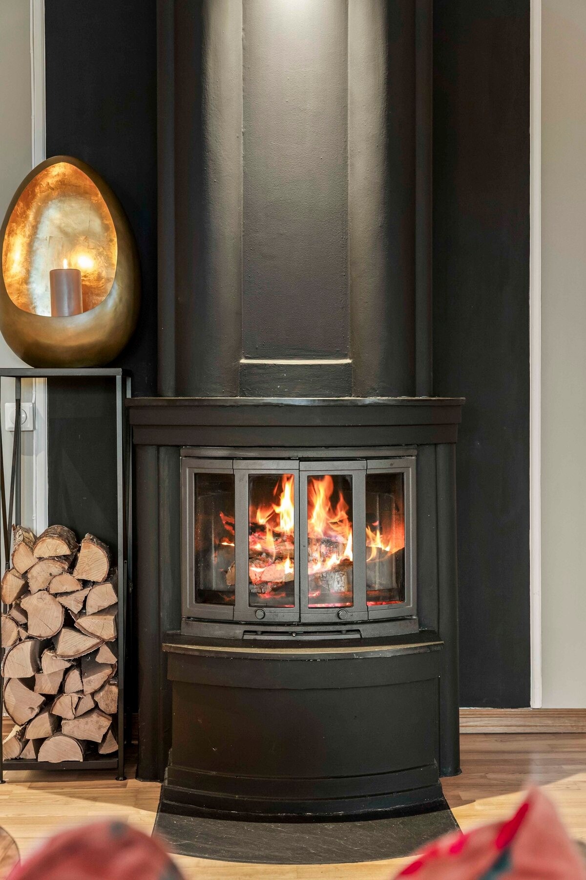 Stilig og innbydende peisovn for ekstra varme og hygge Galleribilde