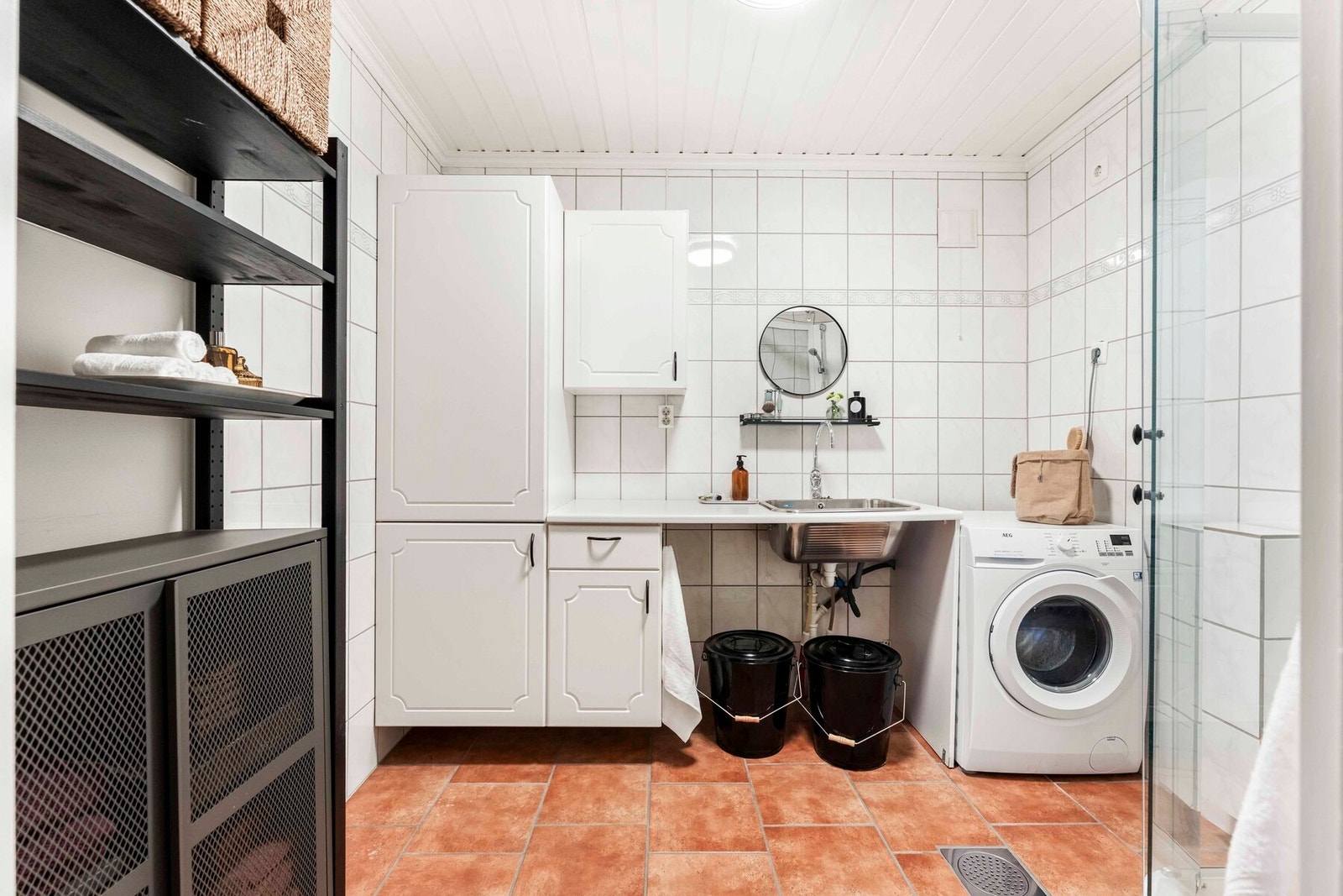 Baderom nr 2 har rikelig med skapplass og opplegg for vaskemaskin Galleribilde