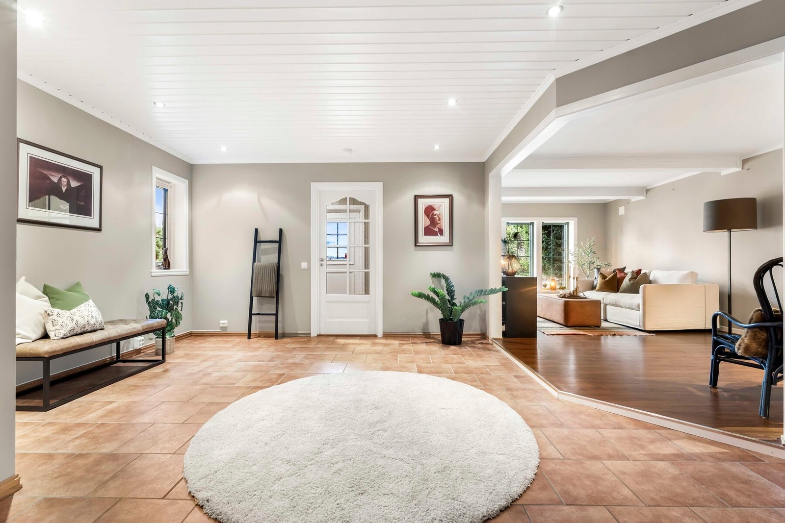 Fra entrèen kommer man inn til en romslig hall med mange muligheter Galleribilde