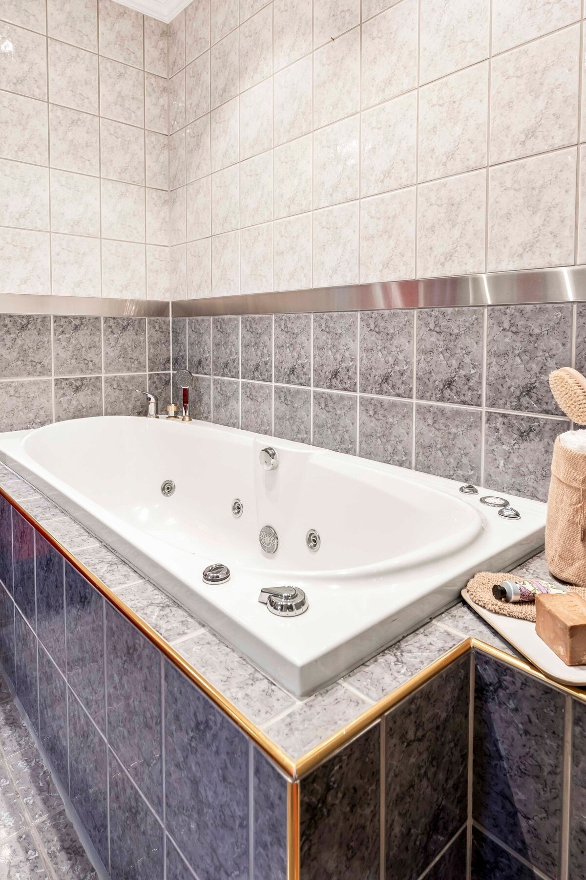 Badekar er også på plass på hovedbadet Galleribilde