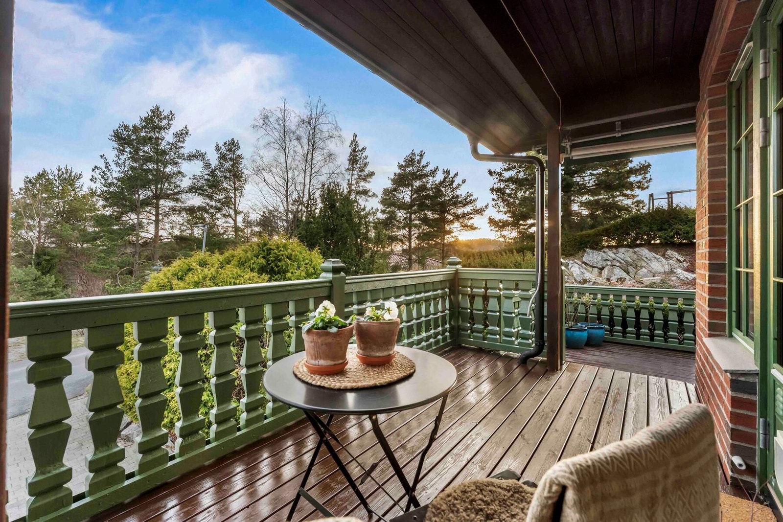 Verandaen er vendt mot syd og vest og har gode solforhold Galleribilde