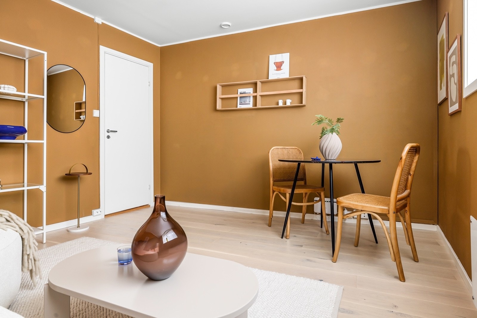 Det er god plass til både sofa og et spisebord i stuen. Galleribilde